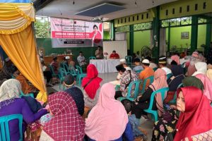 Ananda Emira Moeis (baju merah) saat mengelar sosialisasi kepada warga terkait bantuan hukum untuk masyarakat yang tak mampu ( Foto: Tim PDIP)