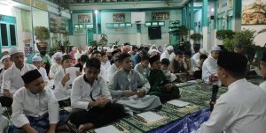 Tertib - Rangkaian kegiatan doa bersama dan istighosah diikuti peserta didik dengan tertib.