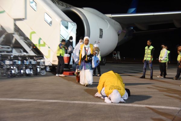 SUJUD SYUKUR tak kuasa menahan rasa haru karena tiba selamat di tanah air, jemaah haji ini sujud syukur di bandara.